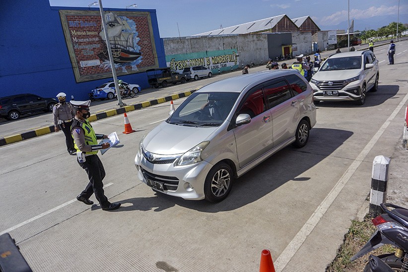 Pengetatan Jalur Pantura, Polisi Periksa Mobil Pribadi hingga Truk - Bagian 1