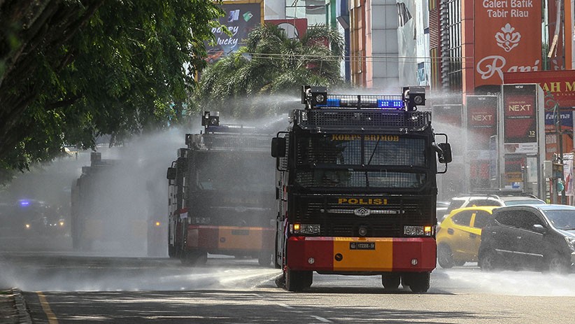 Covid-19 Meningkat, Water Canon Semprot Cairan Disinfektan Jalanan Pekanbaru - Bagian 1