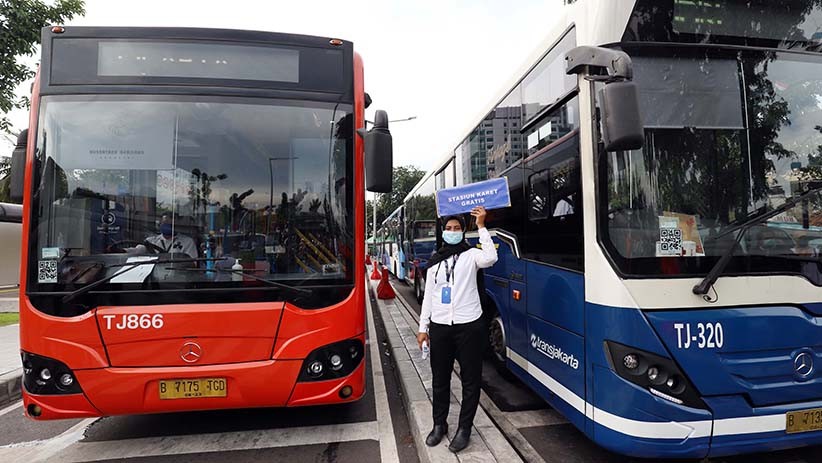 Terdampak Penutupan Stasiun Tanah Abang, Penumpang Naik Bus Gratis - Bagian 1