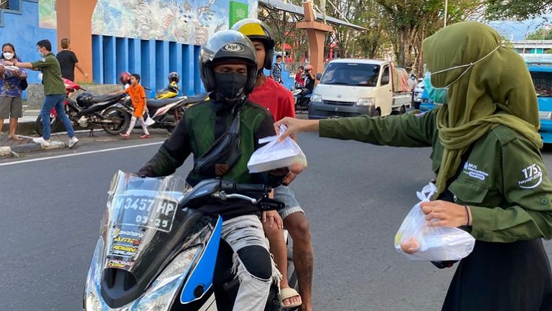 BPJamsostek Manado Berbagi Takjil di Kawasan Tikala