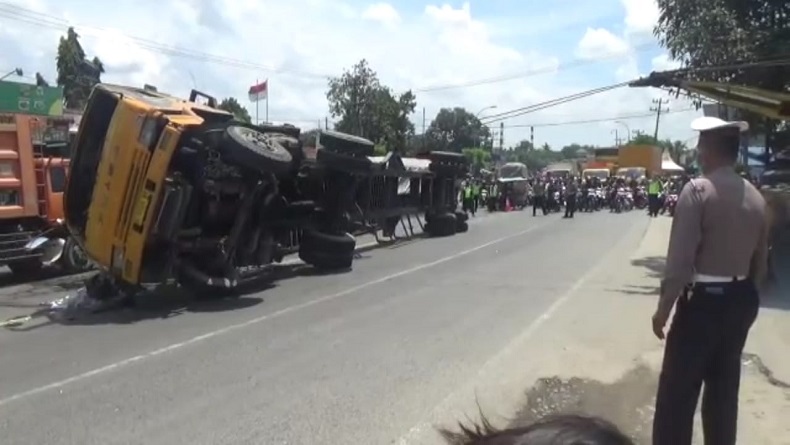 Truk Peti Kemas Terbalik, Arus Lalu Lintas di Jalan Lintas Medan-Tebingtinggi Macet Total