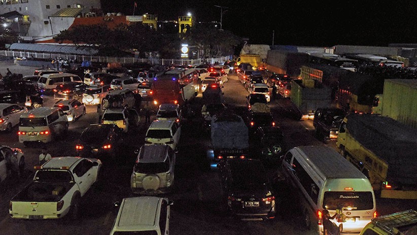 Ratusan Ribu Pemudik Menyeberang ke Pulau Sumatera Melalui Pelabuhan Merak - Bagian 2