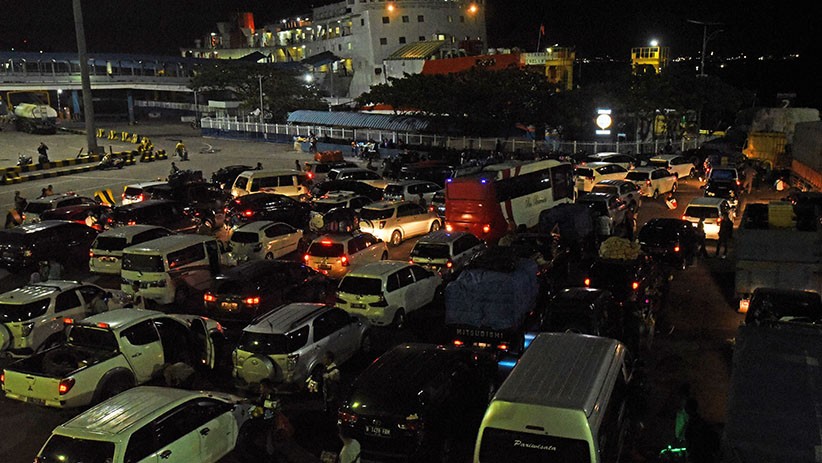 Ratusan Ribu Pemudik Menyeberang ke Pulau Sumatera Melalui Pelabuhan Merak - Bagian 1