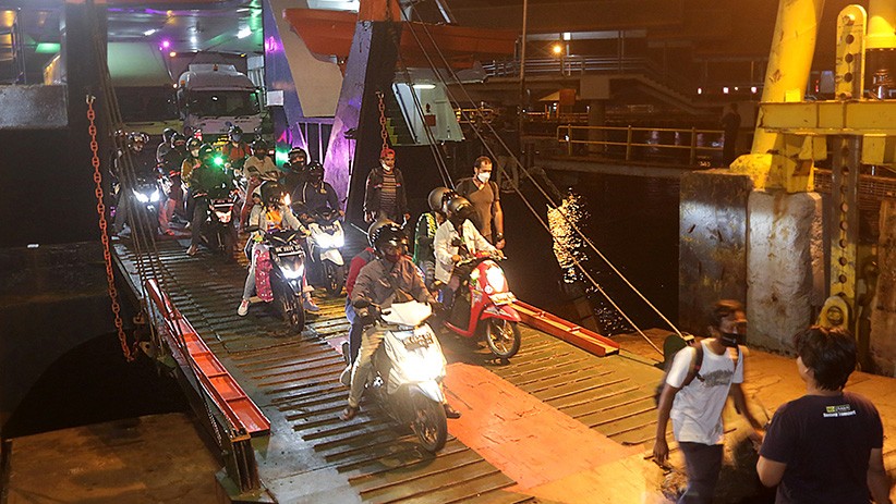 Pemudik dengan Kendaraan Roda Dua Dominasi Pelabuhan Ketapang - Bagian 1