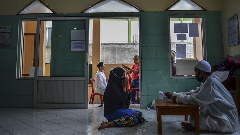 Terima Pembayaran Zakat, Pengurus Masjid Ini Pakai Baju Hazmat - Bagian 3