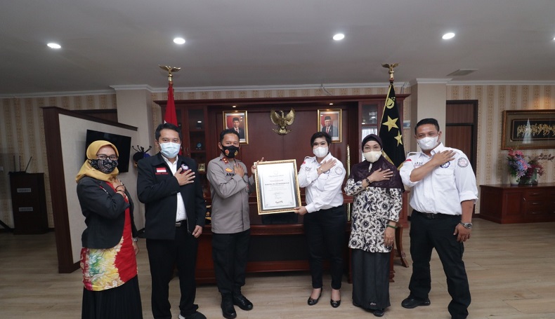 Kapolda Kepri Terima Penghargaan TRC Perlindungan Perempuan dan Anak