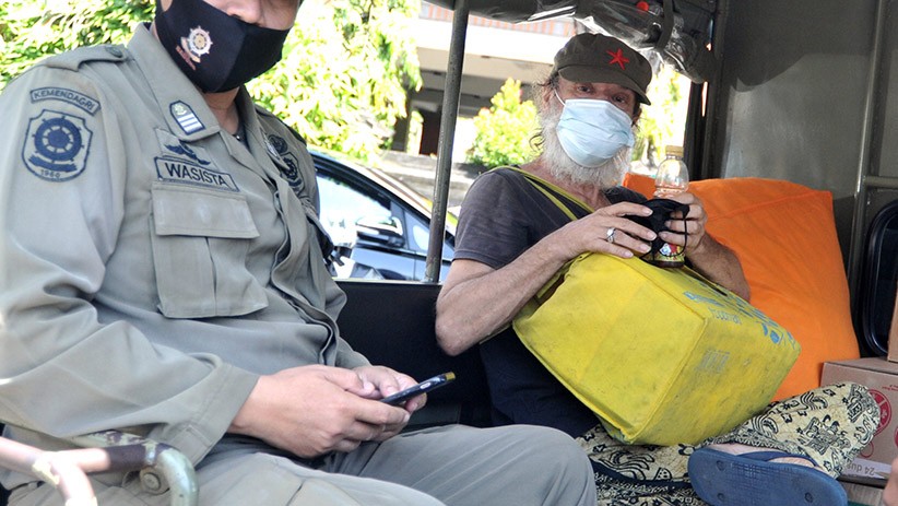 Warga Italia Jadi Gelandangan di Bali Diamankan Satpol PP - Bagian 2