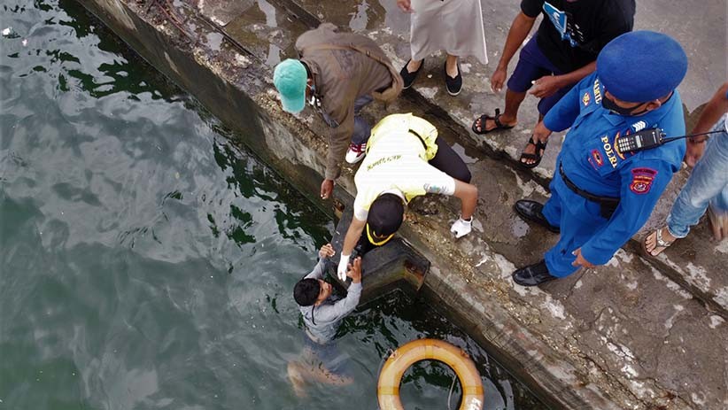 Pemudik Jatuh ke Laut akibat Kapal Kelebihan Kapasitas di Kendari - Bagian 1