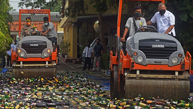 Puluhan Ribu Botol Miras Dimusnahkan Polda Banten - Bagian 2