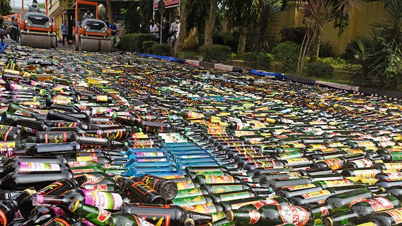 Puluhan Ribu Botol Miras Dimusnahkan Polda Banten - Bagian 1