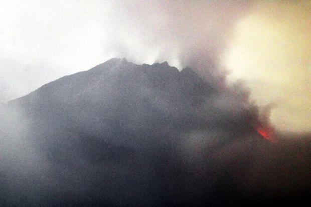 Gunung Merapi Luncurkan 2 Kali Awan Panas 1,6 Km dan 4 Kali Guguran Lava Pijar