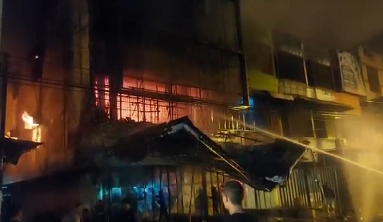 Ruko Tiga Lantai di Medan Terbakar, Bangunan Ludes Dilalap Api