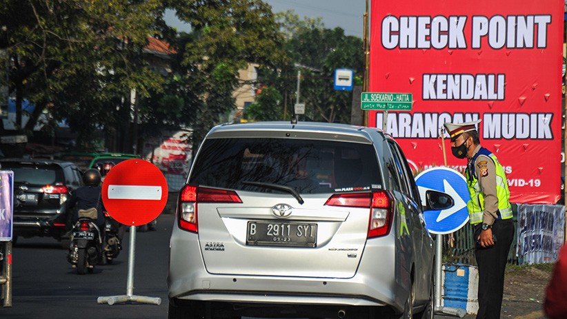 Imbas Penyekatan Larangan Mudik, Lalu Lintas Bandung Macet Parah - Bagian 4