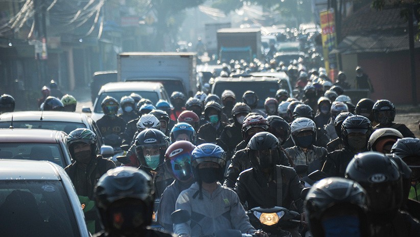 Imbas Penyekatan Larangan Mudik, Lalu Lintas Bandung Macet Parah - Bagian 1