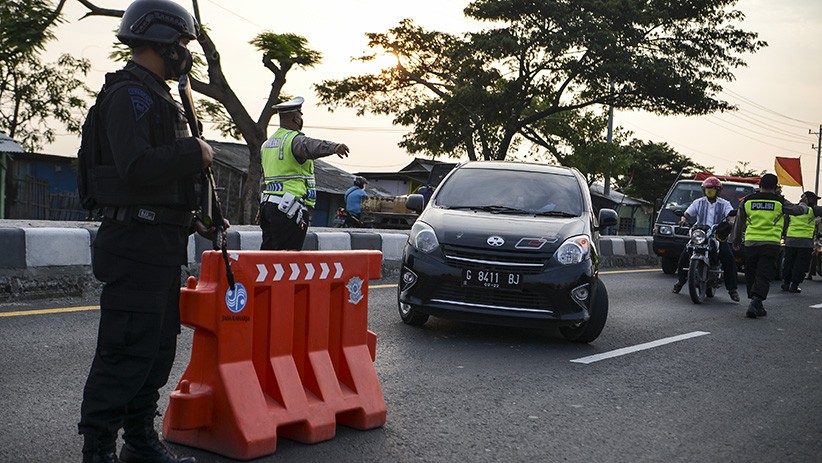Pos Penyekatan Mudik Melalui Jalur Pantura Dijaga Polisi Bersenjata - Bagian 1