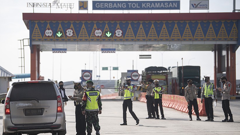 Pintu Masuk dan Keluar Tol Keramasan Sumsel Dijaga Ketat Polisi - Bagian 1