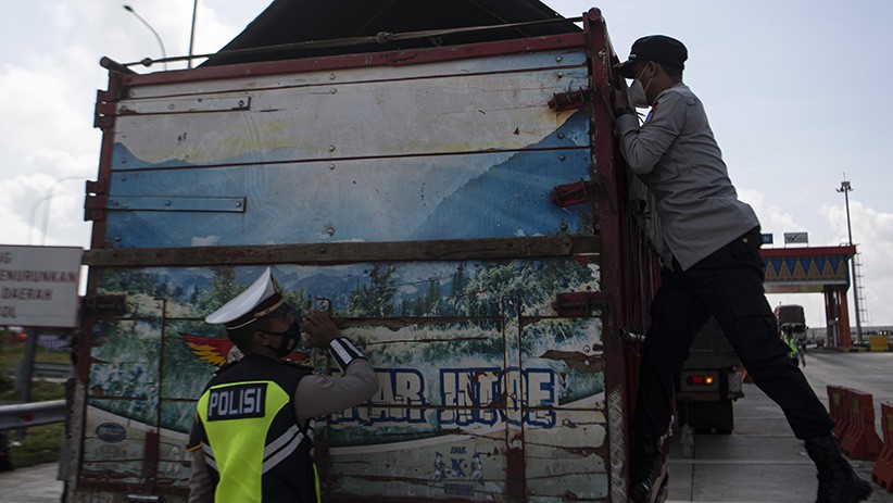 Pintu Masuk dan Keluar Tol Keramasan Sumsel Dijaga Ketat Polisi - Bagian 2