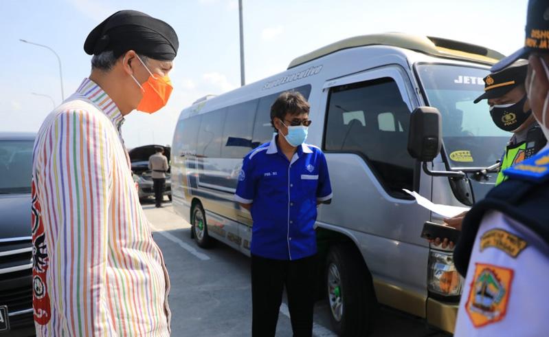 Langgar Prokes, Travel Rombongan Pengantin Ini Dihentikan di Exit Tol Sragen