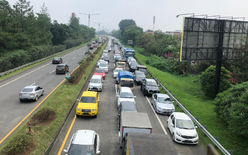 Gerbang Tol Pasteur Hanya Buka 4 Gardu, Ratusan Kendaraan Terjebak Antrean Panjang
