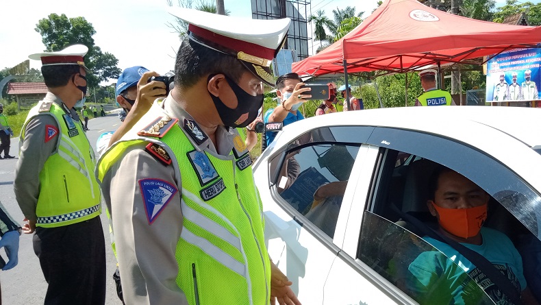 Ratusan Mobil Pemudik Diputar Balik Petugas di Perbatasan Jambi-Sumsel