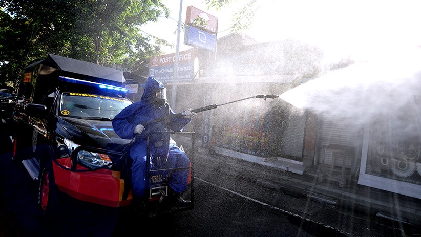 Kawasan Wisata Bali Disemprot Cairan Disinfektan - Bagian 2