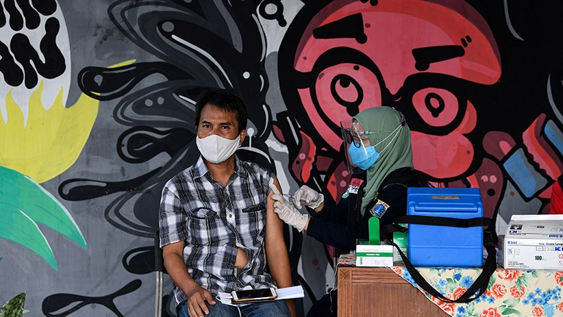 Vaksinasi Covid-19 untuk Warga DKI Jakarta di Permukiman Padat - Bagian 2