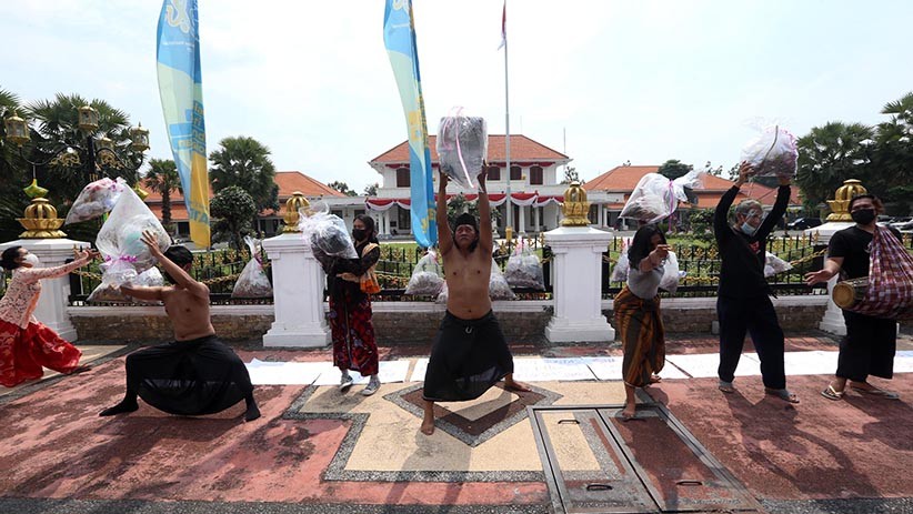 Protes Bantuan Pemprov Jatim, Seniman Surabaya Kirim Parsel Berisi Plastik - Bagian 1
