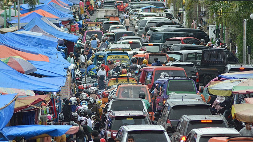 Mencari Kebutuhan Lebaran, Warga Padang Padati Pasar Raya - Bagian 1