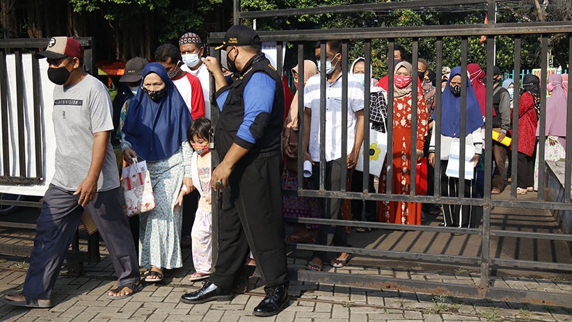 Ribuan Warga Kreo Tangerang Antre Ambil Bantuan Sosial Tunai - Bagian 4