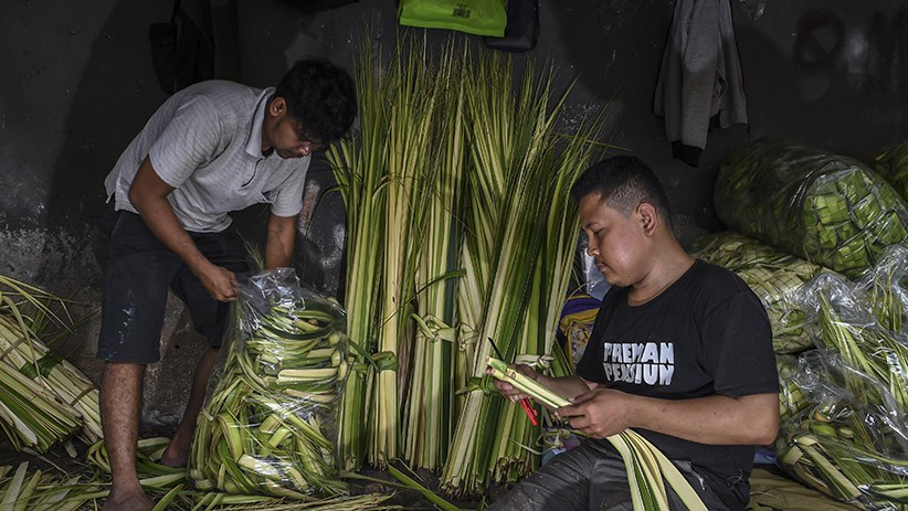 Jelang Idul Fitri, Pedagang Kulit Ketupat Banjir Pesanan - Bagian 2