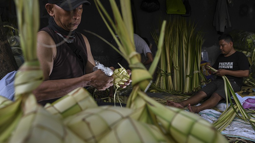 Jelang Idul Fitri, Pedagang Kulit Ketupat Banjir Pesanan - Bagian 1
