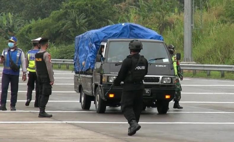 Nekat Terobos Penyekatan di Semarang, Kendaraan Pemudik Ini Diadang Brimob Bersenjata