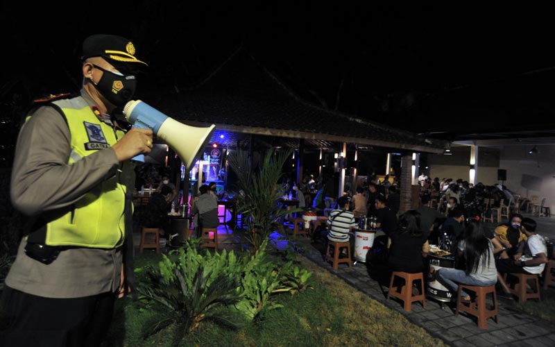 Polisi Bubarkan Pengunjung Kawasan Wisata Legian Bali - Bagian 1