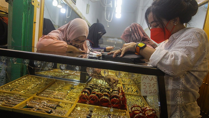 Penjualan Emas Perhiasan di Pasar Besar Palangkaraya Meningkat - Bagian 2