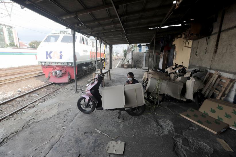 Jasa Pengiriman Paket Melalui Kereta Api Meningkat Jelang Lebaran - Bagian 1