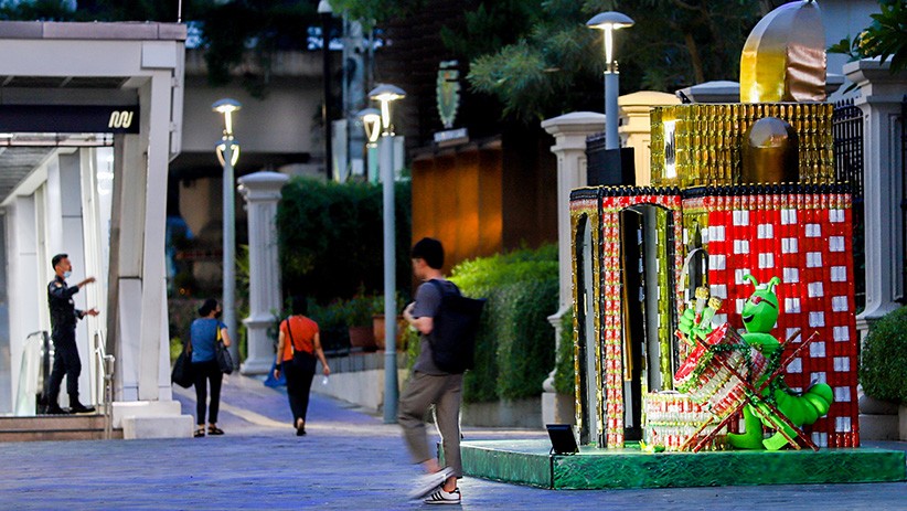 Miniatur Masjid dari Botol Plastik Hiasi Trotoar Jalan Sudirman - Bagian 3