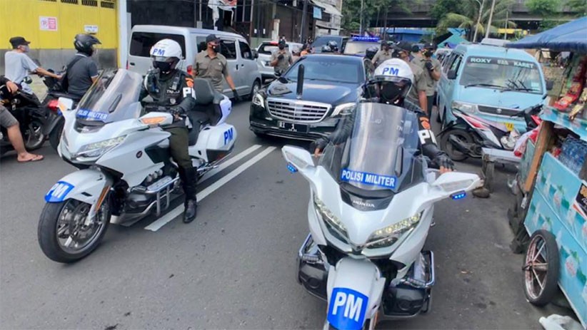 Presiden Jokowi Mendadak Keluar dari Istana Merdeka Sambil Bagikan Sembako - Bagian 5