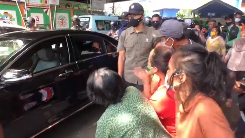 Presiden Jokowi Mendadak Keluar dari Istana Merdeka Sambil Bagikan Sembako - Bagian 2