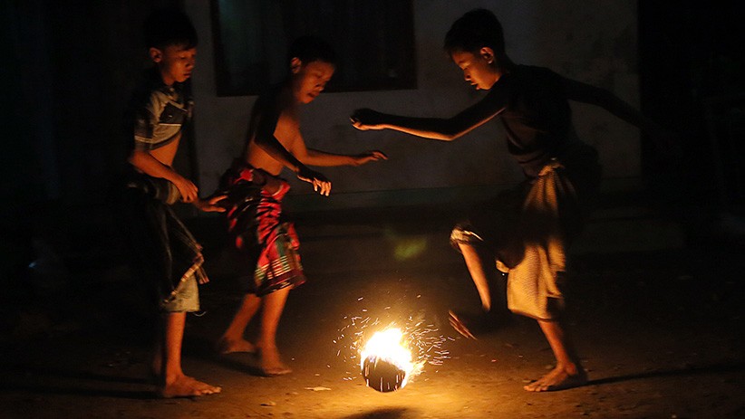 Tradisi Bermain Bola Api pada Malam Terakhir Ramadan - Bagian 1