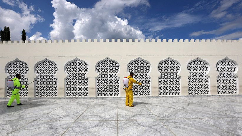 Masjid Raya Baiturrahman Aceh Disemprot Cairan Disinfektan - Bagian 3