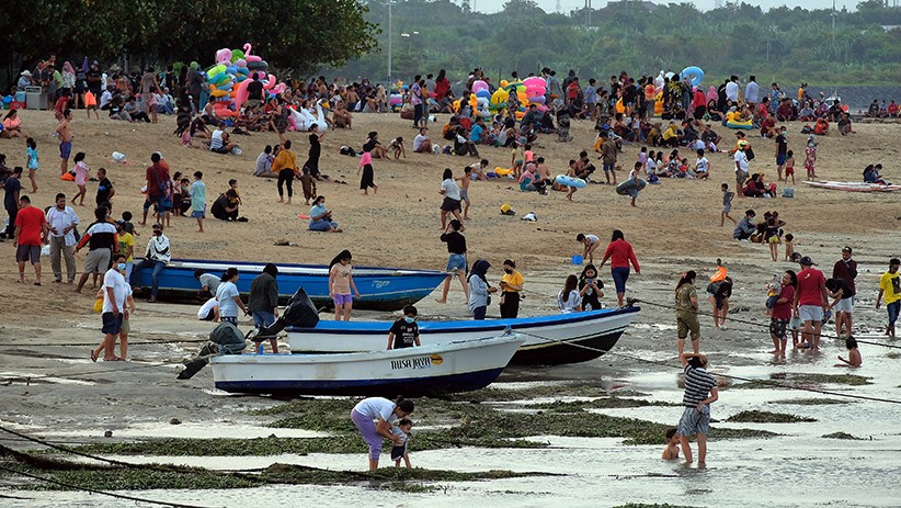 Masuk Zona Hijau, Pantai Sanur Bali Ramai Dikunjungi Wisatawan Lokal - Bagian 2