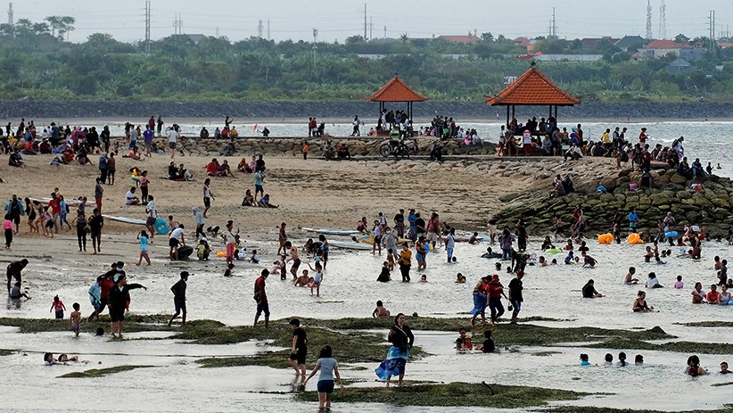 Masuk Zona Hijau, Pantai Sanur Bali Ramai Dikunjungi Wisatawan Lokal - Bagian 1