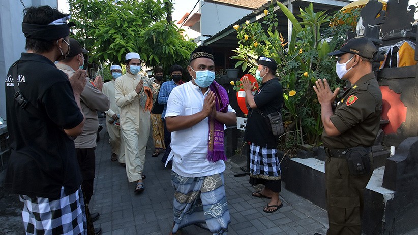 Pecalang Bantu Jaga Keamanan Perayaan Idul Fitri di Bali - Bagian 1