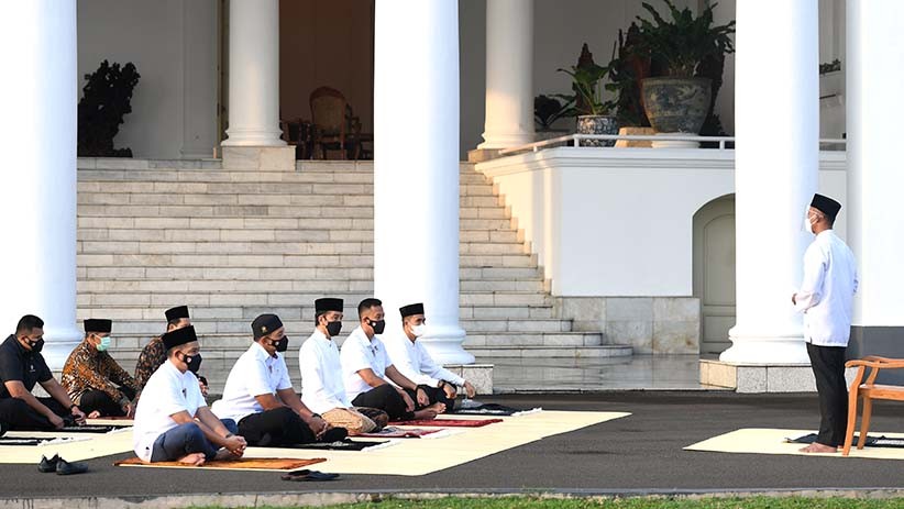 Presiden Jokowi dan Ibu Negara Sholat Idul Fitri di Halaman Istana Bogor - Bagian 2