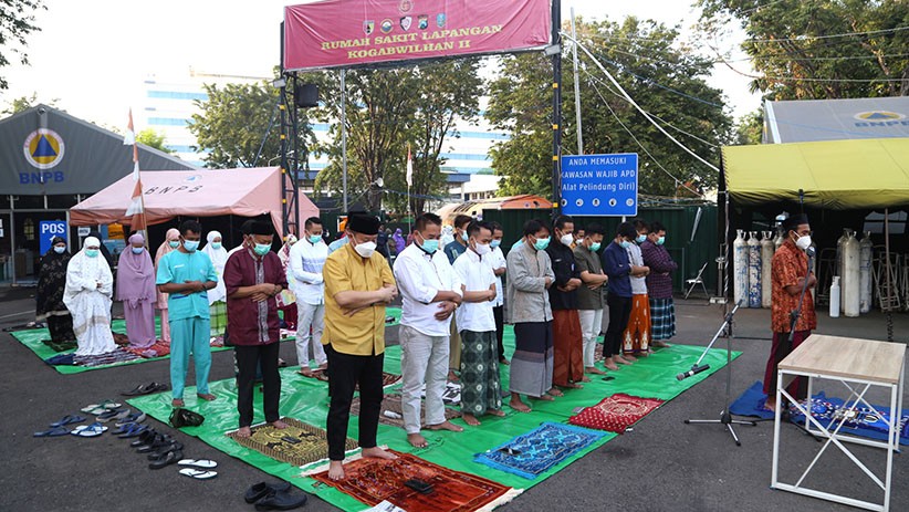 Puluhan Pasien Covid dan Tenaga Kesehatan Sholat Id Berjemaah di RSL Indrapura - Bagian 2