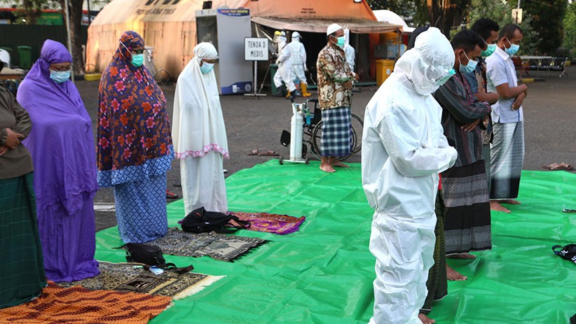 Puluhan Pasien Covid dan Tenaga Kesehatan Sholat Id Berjemaah di RSL Indrapura - Bagian 3
