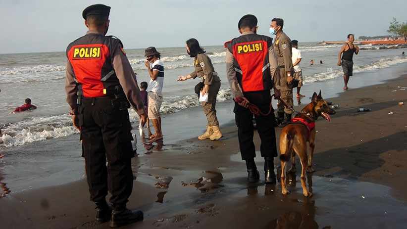 Petugas Gabungan Patroli Protokol Kesehatan di Pantai Alam Indah Tegal - Bagian 1