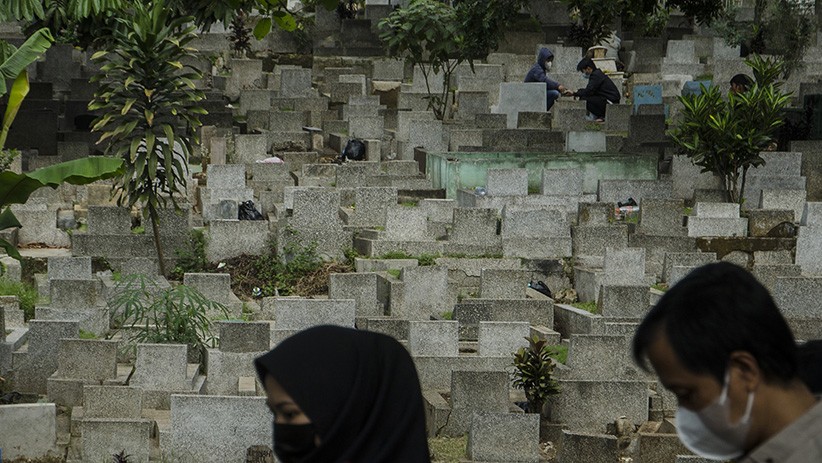 TPU Sirnaraga Bandung Ramai Meski Ada Larangan Ziarah Kubur - Bagian 2