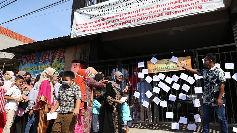 Tanpa Salaman, Warga Sidoarjo Ambil Amplop Lebaran di Pagar Kejujuran - Bagian 1