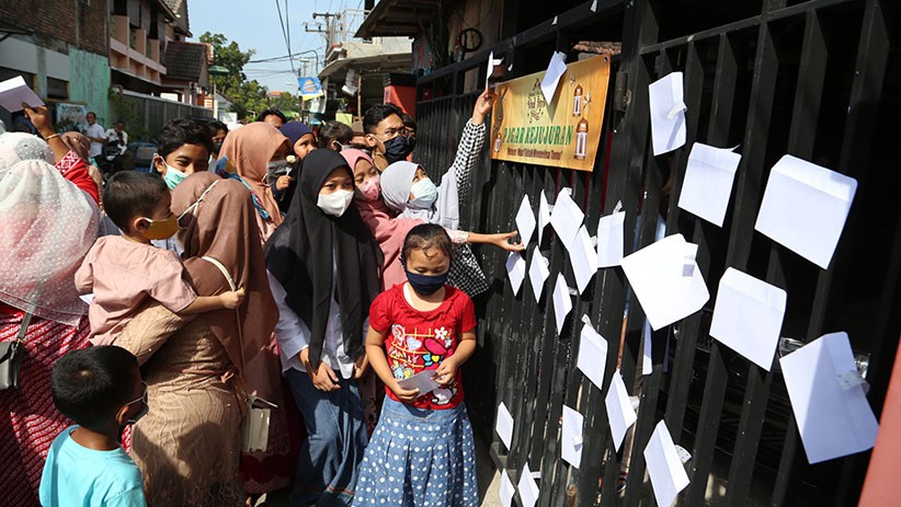 Tanpa Salaman, Warga Sidoarjo Ambil Amplop Lebaran di Pagar Kejujuran - Bagian 2